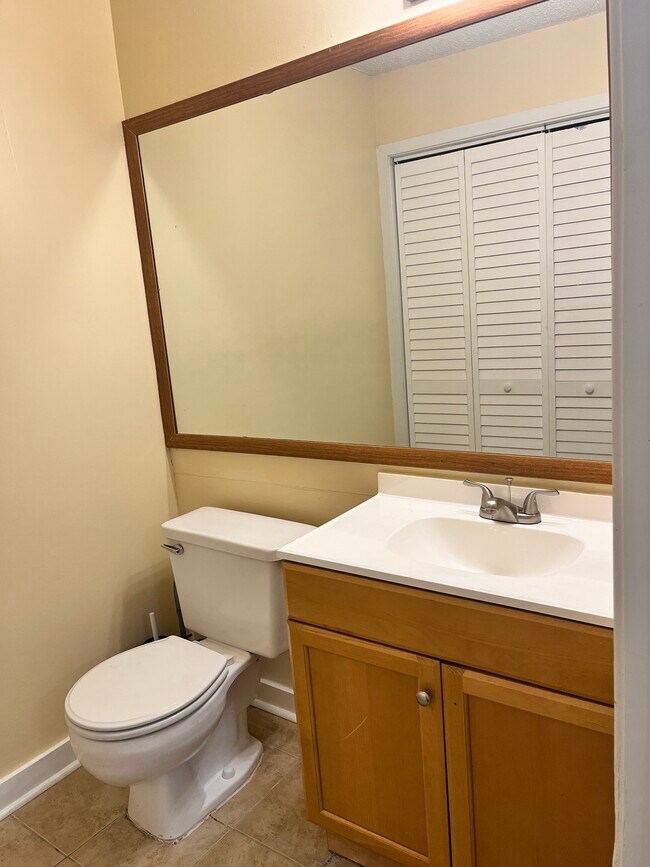 Medio baño en la planta baja - 4790 Champion Way