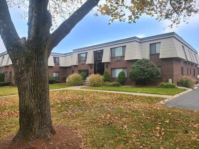 Building Photo - 1 Hallmark Gdns