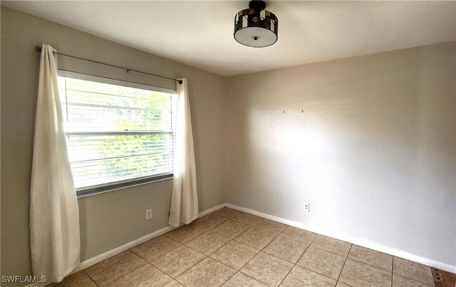 Building Photo - 4615 SE 4th Pl