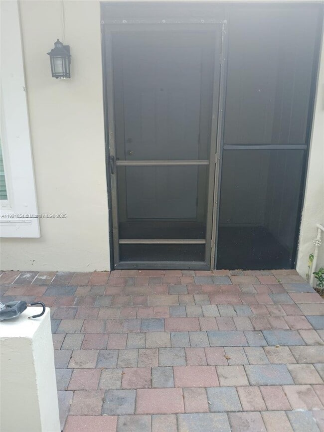 Foto del edificio - 5550 Lakewood Cir S