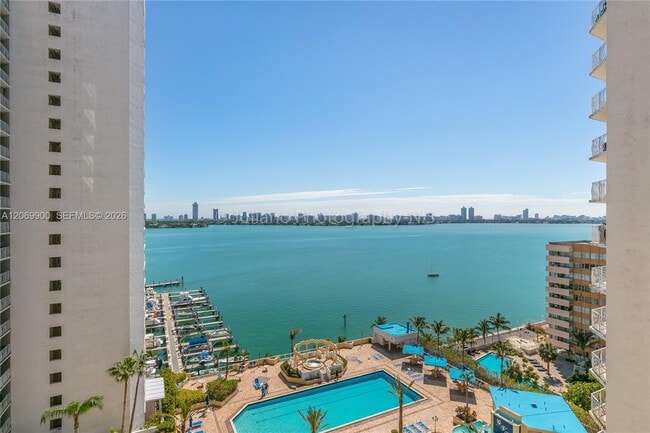 Foto del edificio - 7601 E Treasure Dr
