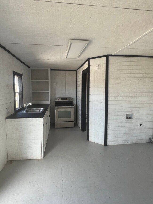 Building Photo - 113 CR 3192