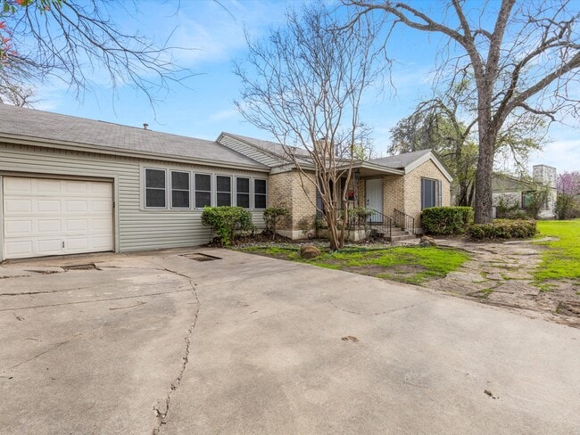 Building Photo - 3709 Bellaire Cir