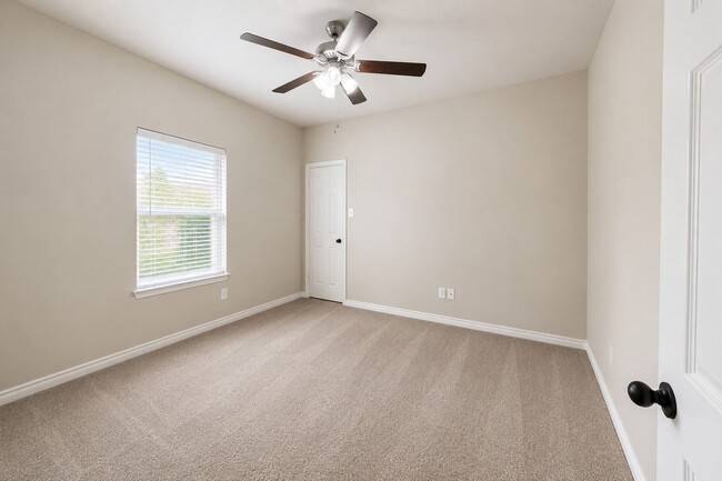 Building Photo - 1426 Ravenwood Dr