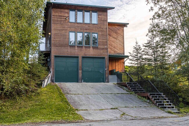 Building Photo - 3 Bedroom 3.5 Bathroom Single-Family Home!