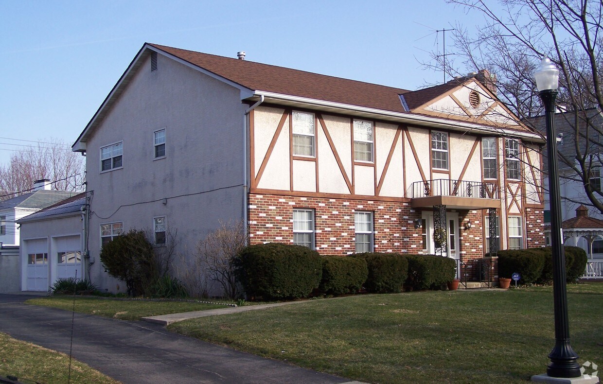 Primary Photo - 1123-1125 S Cassingham Rd