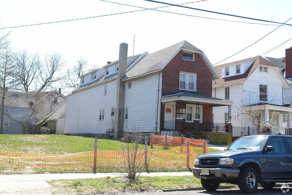 Primary Photo - 610 2nd Ave
