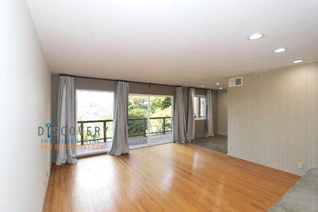 Building Photo - Mid-Century 3 Bedroom Home in Montclair