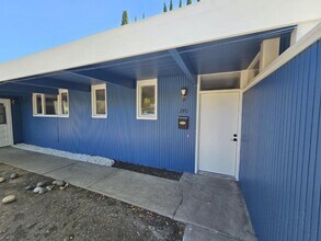 Building Photo - 240 E Meadow Dr