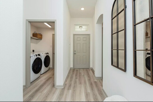 Building Photo - 902 Fallbrook Dr