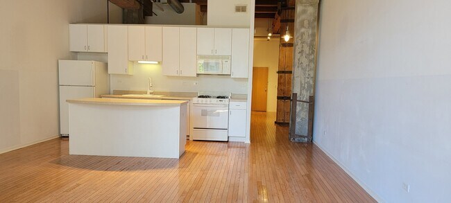 Building Photo - 360 W Illinois St