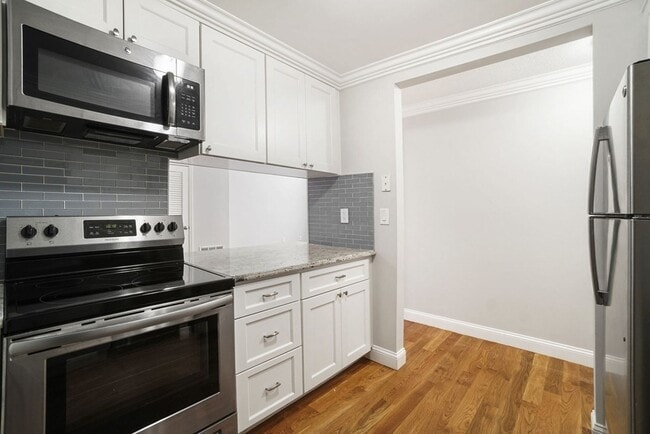 Building Photo - 733 Parker St