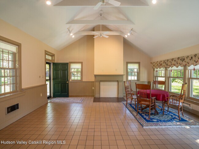 Foto del edificio - 2704 NY-9H