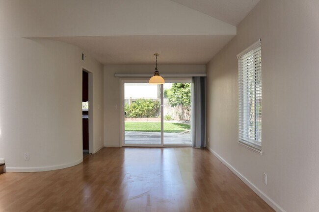 Building Photo - Spacious 4-bedroom home located in Union C...
