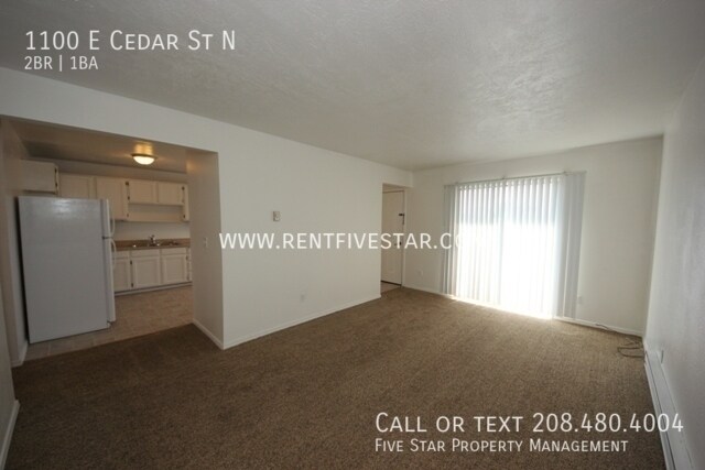 Building Photo - Upstairs Apartment In Central Location! Vi...