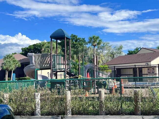 Foto del edificio - 885 N Village Dr N