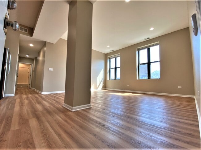 5RE Living /Dining Combo - 3223 N Sheffield