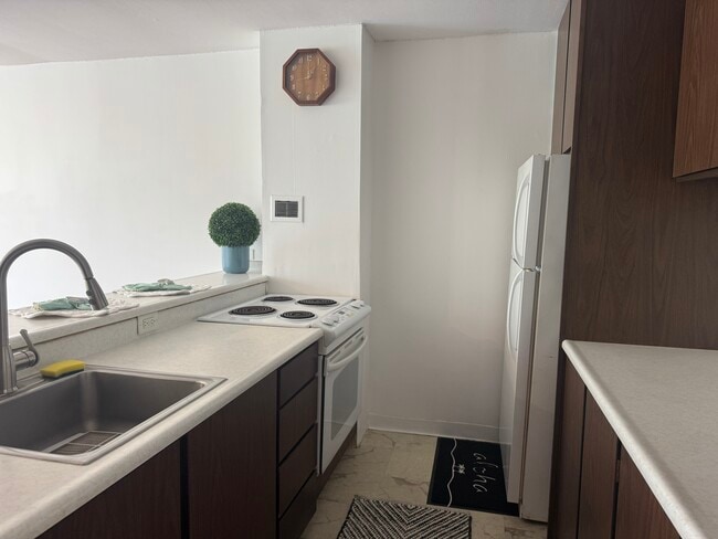 Building Photo - 1050 Kinau St