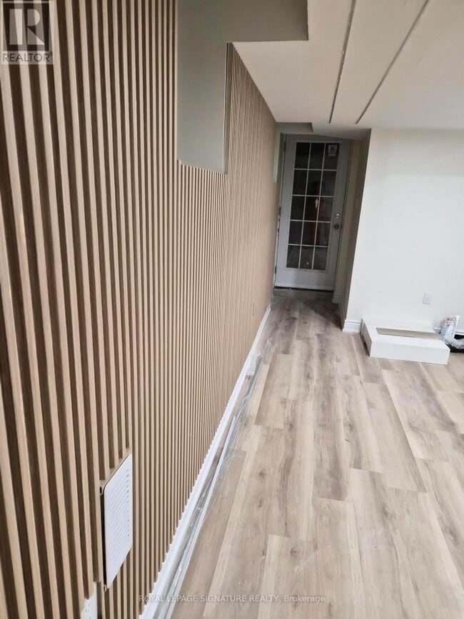 Building Photo - 362 Landsborough Ave