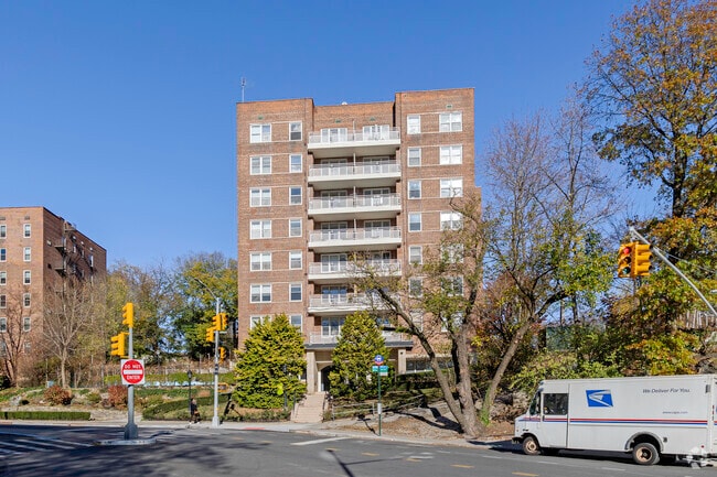 Building Photo - 609 Kappock St