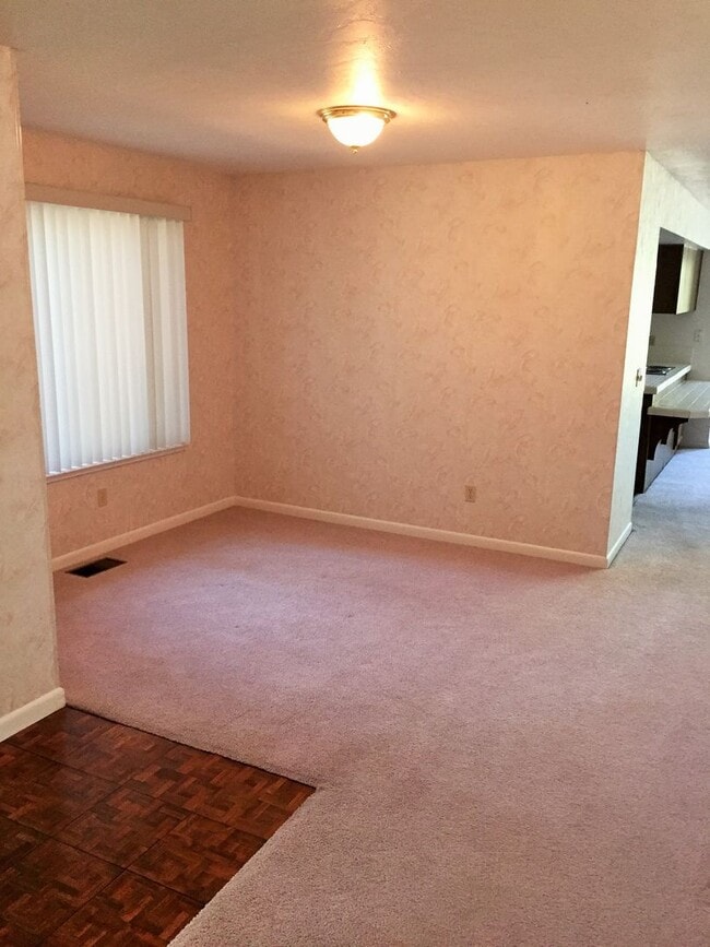 Building Photo - 656 Thunderbird Dr