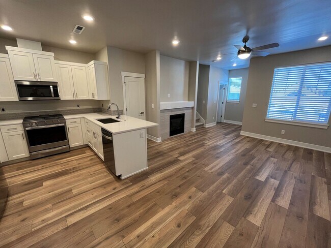 Building Photo - 3 Bed/2.5 Bath Townhome Built in 2023 in N...