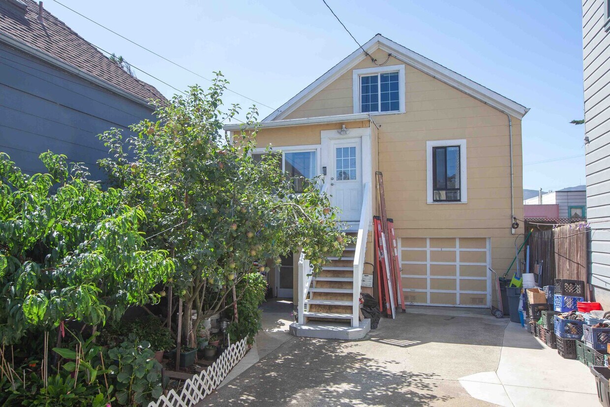 245 Arleta Ave Unit Upstairs Main House, San Francisco, CA 94134 Room