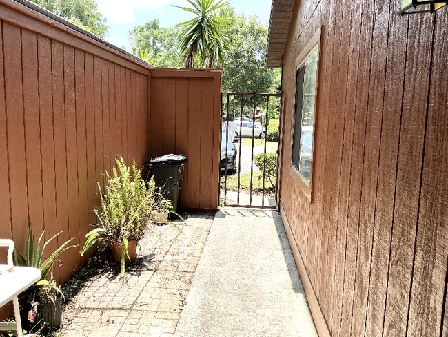Building Photo - 5724 SW 8th Pl
