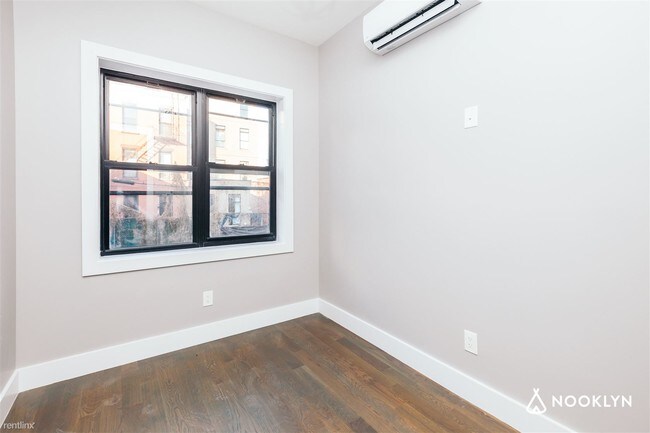 Building Photo - 3 br, 1.5 bath Apartment - 239 Montrose Ave