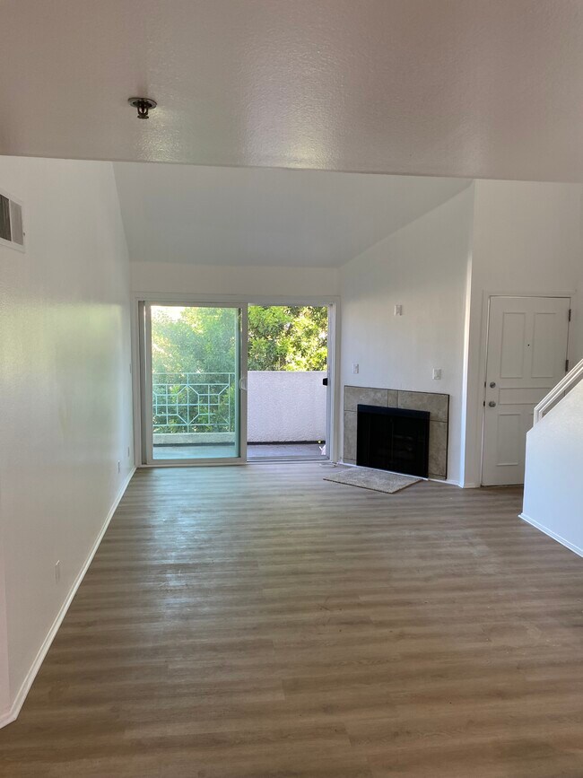 Building Photo - 421 E Tamarack Ave