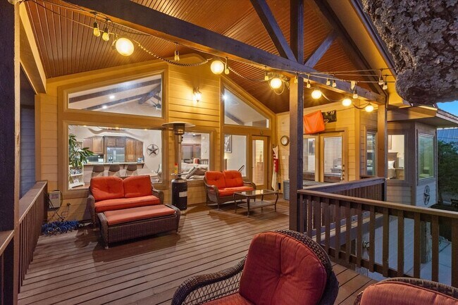 Building Photo - 785 Lake Forest