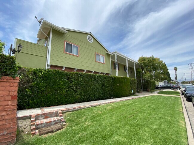 Building Photo - 4545 Vineland Ave