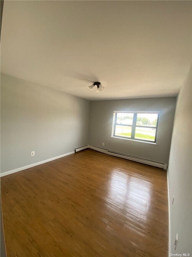 Building Photo - 898 Herzel Blvd