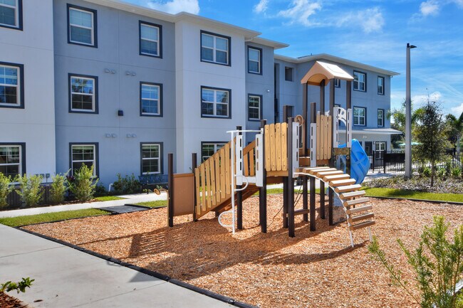 Foto del edificio - Lake Bluetail Apartments