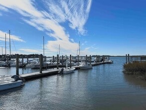 Building Photo - 140 W Mariners Cay Dr