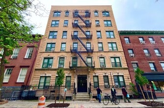 Building Photo - 78 Bank St