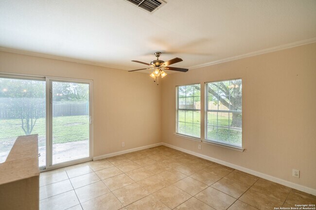 Building Photo - Charming 4 bed 2 bath