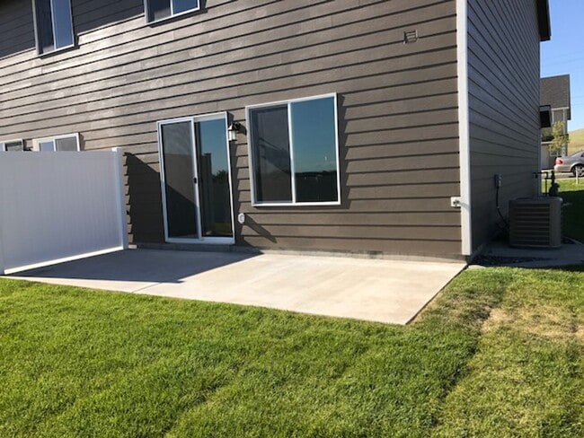 Building Photo - Whether you just want the extra room or need it for your family, our townhomes are calling!!