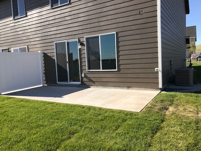 Foto del edificio - Whether you just want the extra room or need it for your family, our townhomes are calling!!