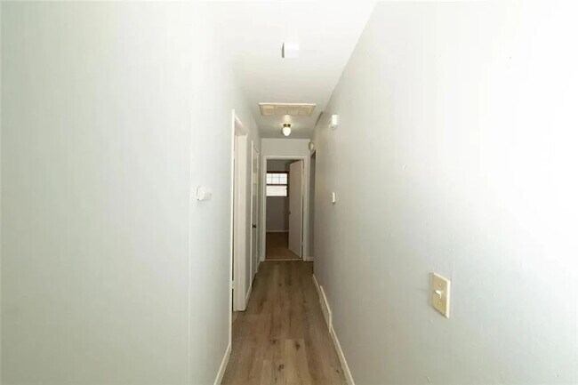 Foto del edificio - Charming 3-Bedroom Home with a Massive, Fenced Backyard!