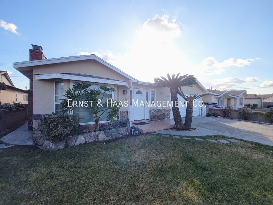 Foto principal - Beautiful 4 Bedroom 2 Bath Home with Firep...