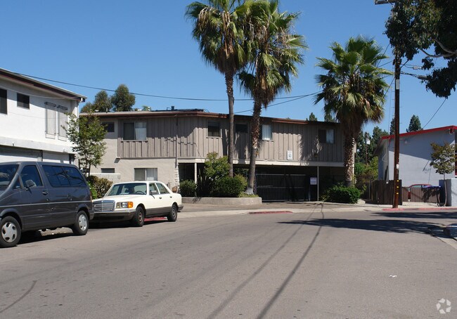 Building Photo - 4465 Rosebud Ln Apartments