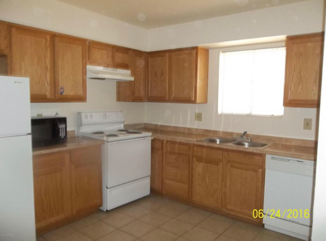 Building Photo - 465 W Ivyglen St