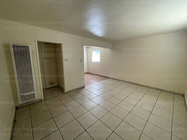 Building Photo - 2 bedroom 1 bathroom house.