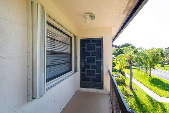 Foto del edificio - 7920 Eastlake Dr