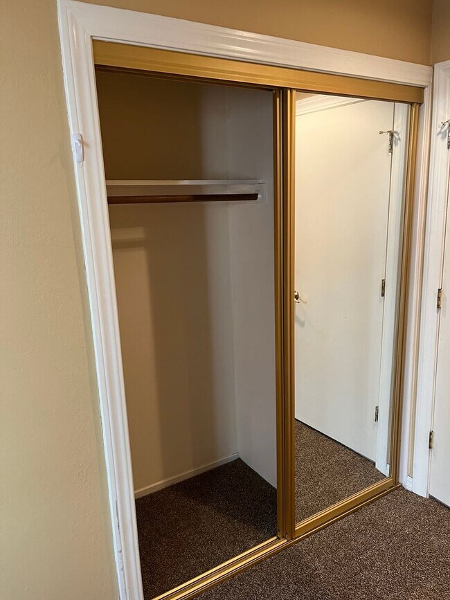 Building Photo - Available Now! 4 bedroom, 2.5 bath unit