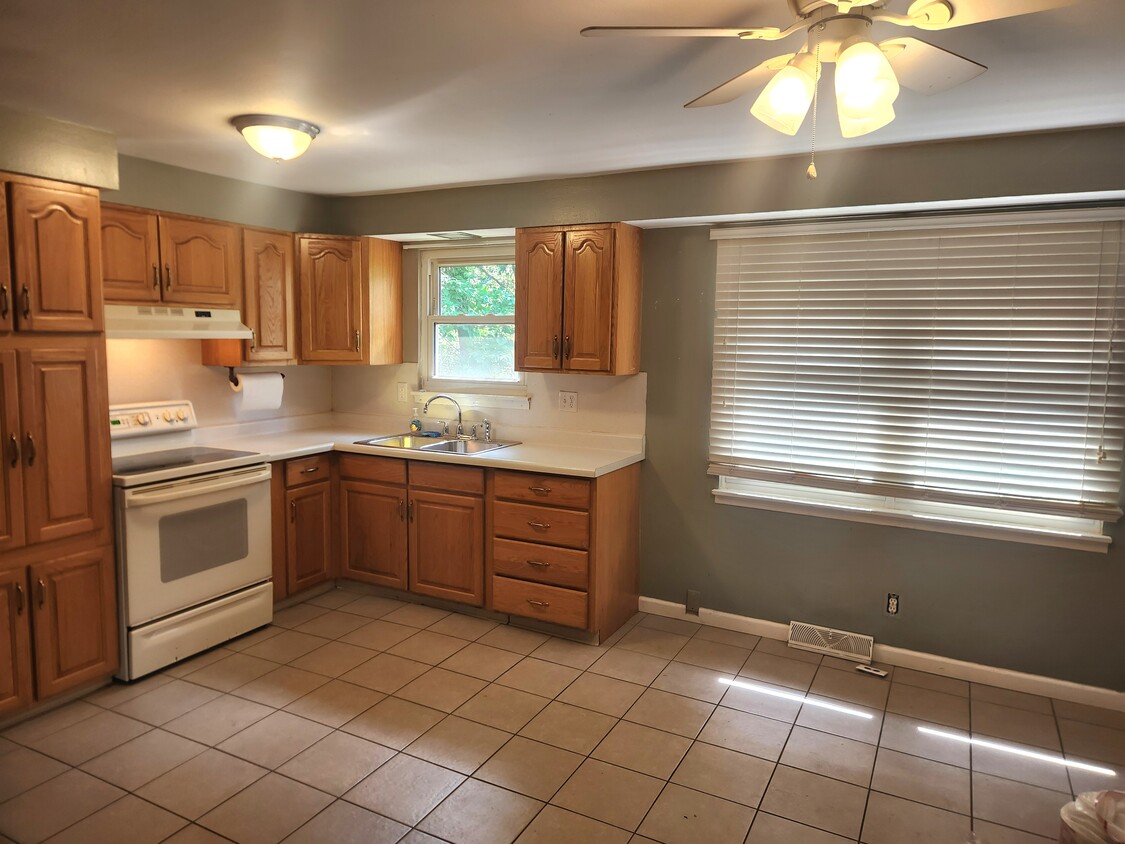 Building Photo - 1827 Glatt Dr