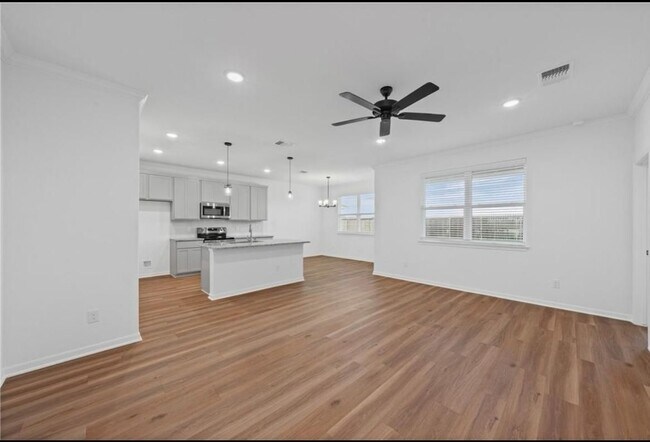 Foto del edificio - 8015 Pineridge Wy