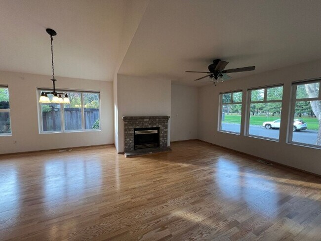 Foto del edificio - Charming 2BD Across From Bush Park