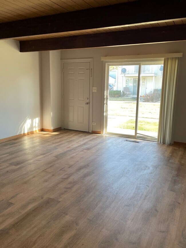 Building Photo - 419 Meadow Green Ln